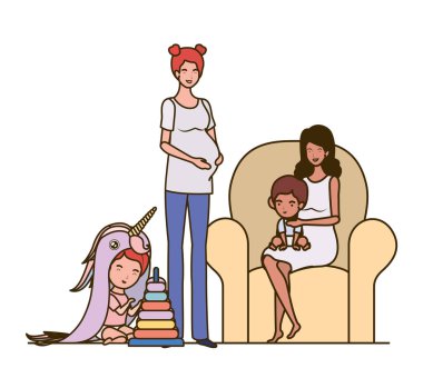 oturma odasında küçük bebekleri olan ırklar arası gebelik anneleri