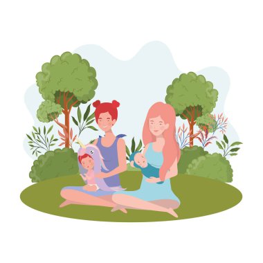 sevimli gebelik anneler kampta bebeklerkaldırma oturmuş