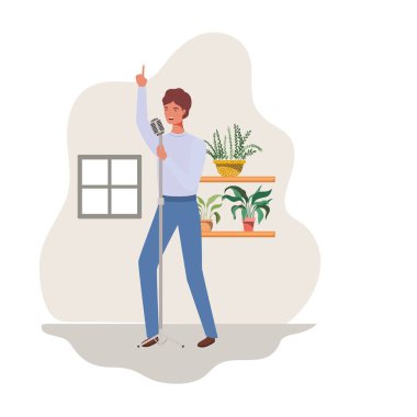 mikrofon ve arka plan houseplants ile genç adam