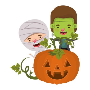 mumya bir frankenstein kostümü ile sevimli küçük çocuklar