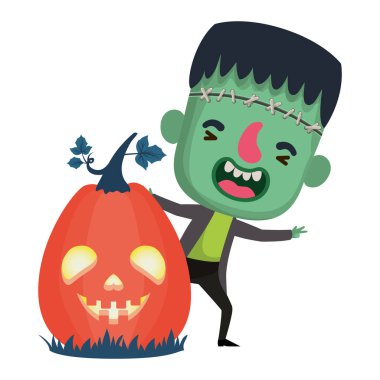 frankenstein kostüm ve kabak ile sevimli küçük çocuk