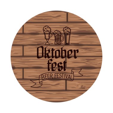 Bira konteynırları ve ahşap arka plan Ekim Festivali kutlaması