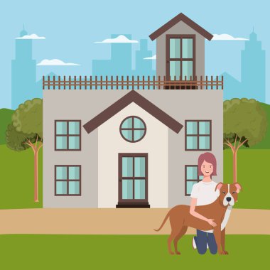 Evin dışında sevimli bir köpeği olan genç bir kadın.