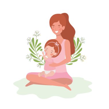 Sevimli hamile anne parkta küçük bir kızla oturuyordu.