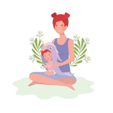 Sevimli hamile anne parkta küçük bir kızla oturuyordu.