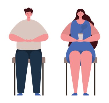 Kadın ve erkek kahve fincanı tasarımı olan sandalyelerde oturuyorlar.