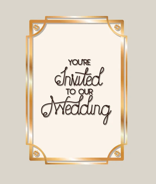 Usted está invitado a nuestro texto de la boda en el diseño de vectores marco de oro — Vector de stock