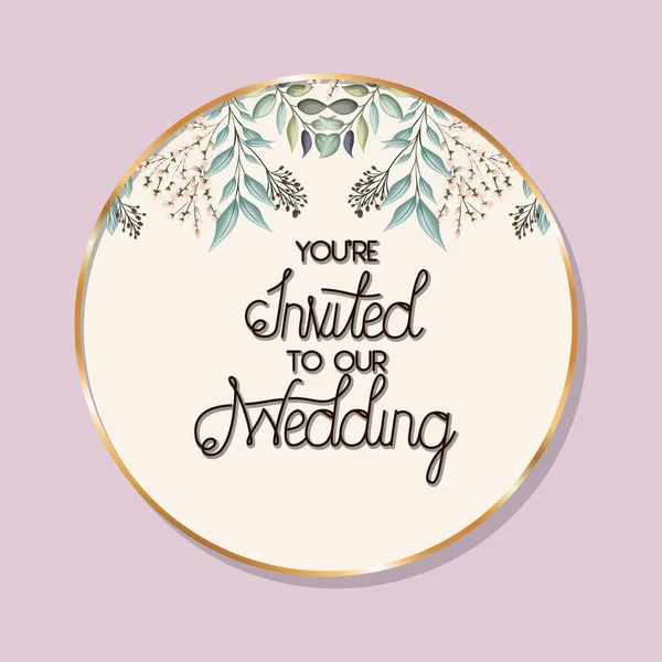 Usted está invitado a nuestro texto de la boda en círculo de oro con hojas de diseño de vectores — Vector de stock
