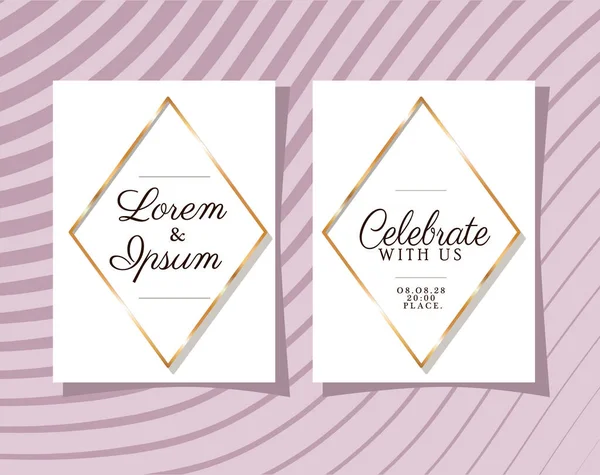 Twee bruiloft uitnodigingen met gouden ornament frames op paarse achtergrond vector ontwerp — Stockvector
