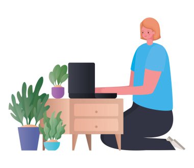 Mobilya tasarımı üzerine dizüstü bilgisayarı olan kadın