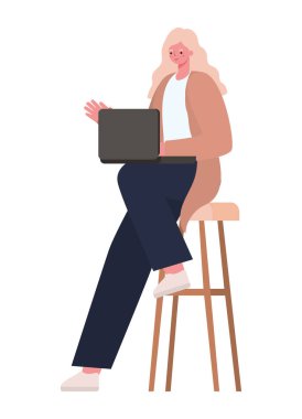 Dizüstü bilgisayarı koltukta oturan sarışın kadın.