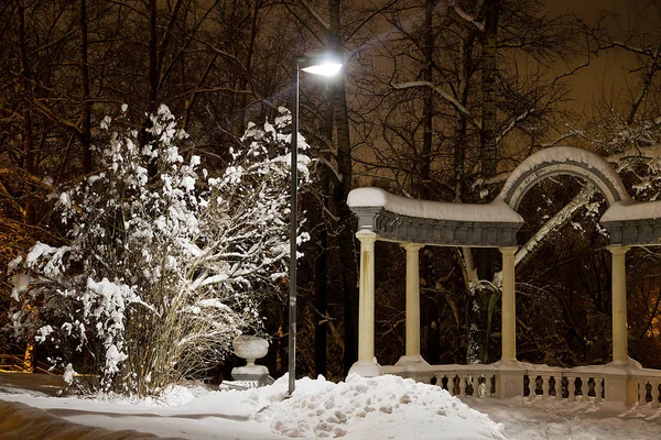 Arco Pietra Tra Neve Nel Parco Cittadino — Foto Stock