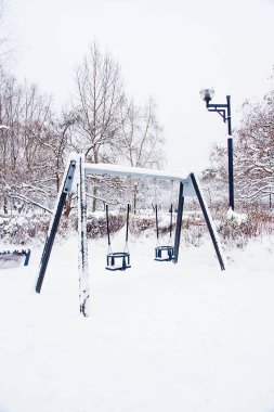 Kış parkta oyun tahterevalli