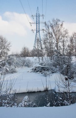 güç hattı kış gününde Nehri yakınında