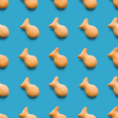 Renkli arka planda bisküviler. Kusursuz desen.