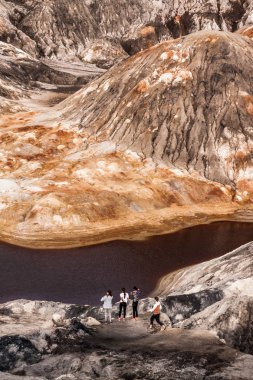 Akşam terk edilmiş kil ocağında bir grup insan.