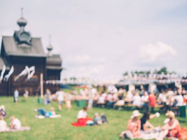 Yaz festivalinde dinlenen insanların bulanık görüntüsü