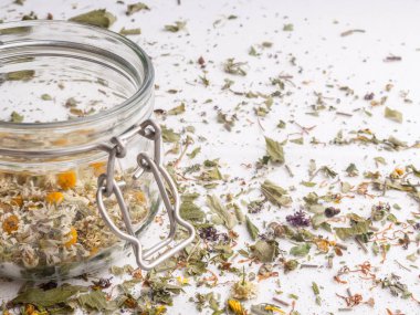 Geleneksel tıp. Beyaz arka planda öğütülmüş kurutulmuş çayır otları 