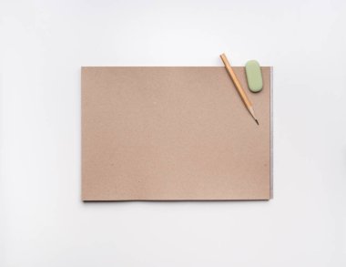 İçinde çeşitli sanat aletleri olan el işi kağıt eskiz defteri. Düz görünüm