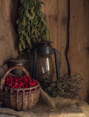Köy hayatı sepet, viburum, bitkiler ve gaz lambalarıyla dolu