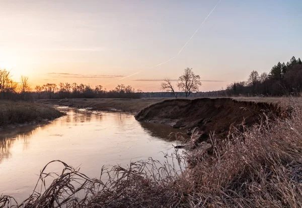 Přírodní Krajina Říčním Pobřežím Při Východu Slunce — Stock fotografie