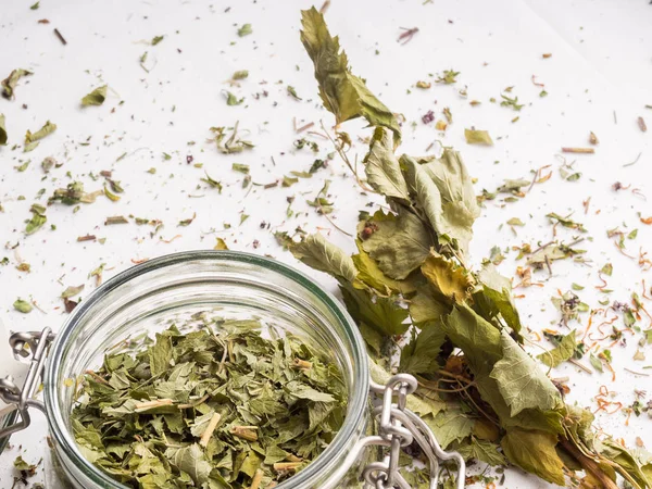 Obat Tradisional Shredded Dry Meadow Herbal Pada Latar Belakang Putih — Stok Foto
