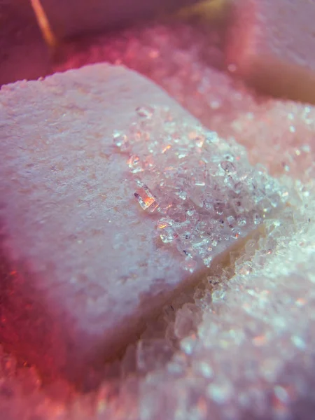 Renkli Işıkta Beyaz Şeker Kristallerinin Sürreal Görünümü — Stok fotoğraf