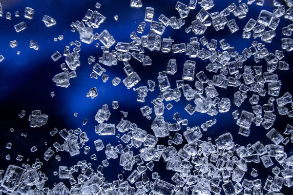 Cristales Transparentes Azúcar Blanco Sobre Fondo Azul Oscuro — Foto de Stock