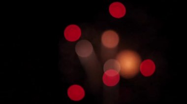 Gece karanlığında havai fişekler.