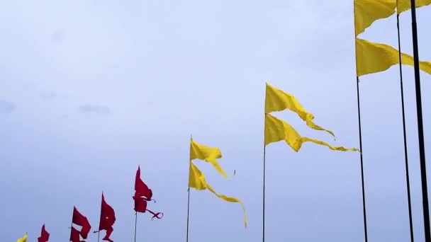 Banderas Ondeando Tiempo Ventoso Fondo Del Cielo — Vídeos de Stock