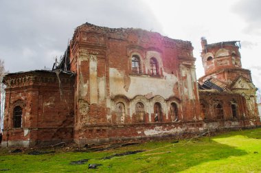 Uzakta duran harap Tapınak