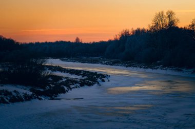 Nehrin üzerinde turuncu gün batımı