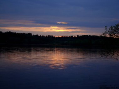 Gölde gün batımı