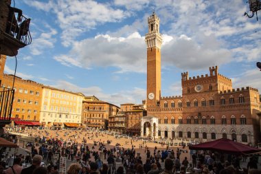 Turistler Il Campo Piazza Sienna, Toskana, İtalya için güneşe tadını çıkarın.
