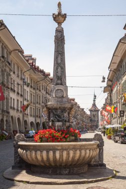 Çeşme ve saat kulesi eski Bern şehir şehir cadde görünümü üzerinde Kramgasse. Bern, İsviçre'nin popüler bir alışveriş sokak ve Ortaçağ şehir merkezidir.
