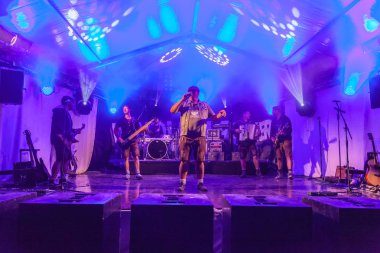 Sahne Alanı'nda 1250 yıl Oberdigisheim köyü kutlama 1.9.2018 üzerinde Dirndlknacker müzik bant.