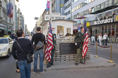 Berlin, Almanya'daki Charlie Kontrol Noktası. Soğuk Savaş sırasında Doğu ve Batı Berlin arasında bir geçiş noktası oldu.