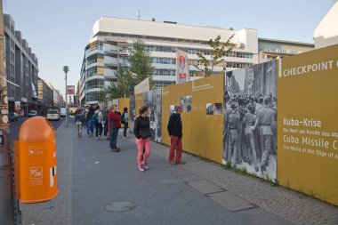Berlin, Almanya'daki Charlie Kontrol Noktası. Soğuk Savaş sırasında Doğu ve Batı Berlin arasında bir geçiş noktası oldu.