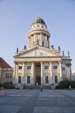 Yeni kilise (Deutscher Dom veya Alman Katedrali), Gendarmenmarkt, Berlin, Almanya.