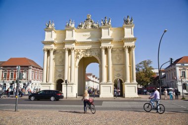 Luisenplatz (kare) ve Brandenburger Tor (Branderburg Kapısı), Potsdam, Almanya