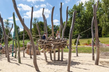 Sigaringen-Almanya, 23.06.2018: çocuklar ve ebeveynleri güneşli bir bahar gününde şehir parkında oyun oynuyorlar.