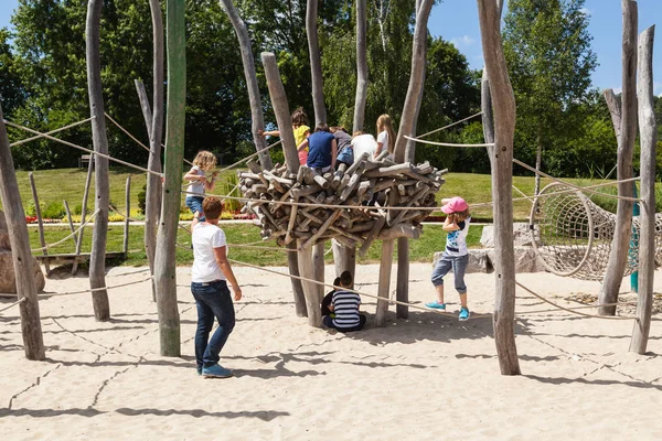 Sigaringen Alemania 2018 Los Niños Sus Padres Juegan Parque Ciudad —  Fotos de Stock