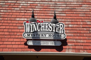 Winchester Gizem Evi tabelası.