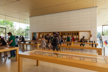 Yeni Apple mağazası ve Apple Park Ziyaretçi Merkezi, Tantau Bulvarı, Cupertino, Silikon Vadisi 'ndeki birçok müşteriyle iç içe..
