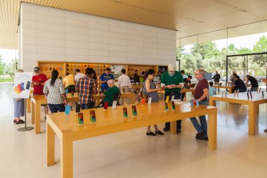 Yeni Apple mağazası ve Apple Park Ziyaretçi Merkezi, Tantau Bulvarı, Cupertino, Silikon Vadisi 'ndeki birçok müşteriyle iç içe..