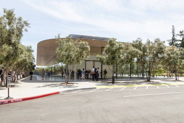 Yeni Apple mağazası ve Apple Park Ziyaretçi Merkezi, Tantau Bulvarı, Cupertino, Silikon Vadisi 'ndeki birçok müşteriyle iç içe..