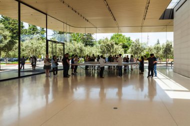 Yeni Apple mağazası ve Apple Park Ziyaretçi Merkezi, Tantau Bulvarı, Cupertino, Silikon Vadisi 'ndeki birçok müşteriyle iç içe..
