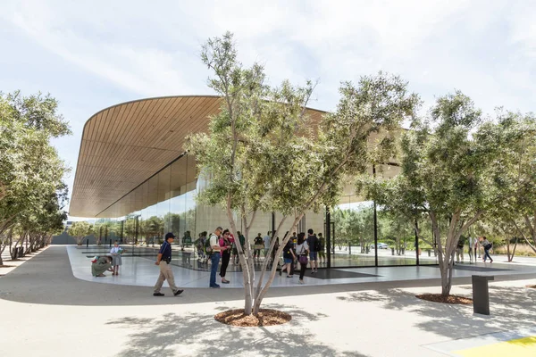 Wnętrze Wielu Klientów Nowym Sklepie Apple Siedzibie Apple Park Visitor — Zdjęcie stockowe