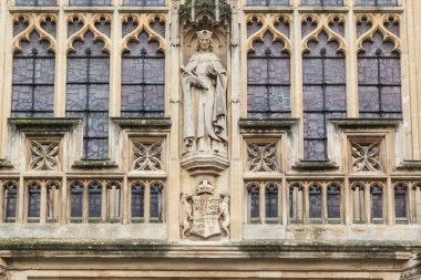 St. Peter Manastırı ve St. Paul Kilisesi, yaygın olarak Bath Abbey olarak bilinir. Bath, Somerset, İngiltere 'deki Anglikan kilisesi ve eski Benedikt manastırı.
