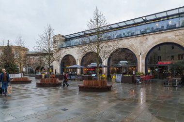 Şehir merkezi Bath, İngiltere Yağmurlu bir günde